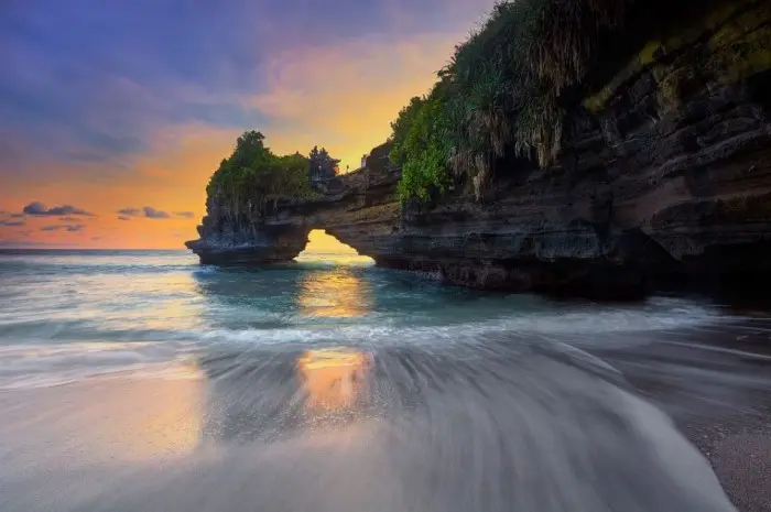 Pantai Batu Bolong, Pantai Cantik dengan Batu Karang Bolong Mempesona di Bali